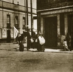 Nők sétálnak az utcán egy fehér zászló leple alatt a „La decena tragica” alatt Mexikóvárosban, 1913. február