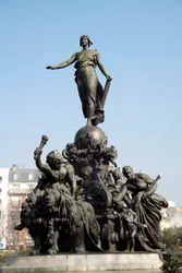 A nemzet harci szekere, avagy a Köztársaság diadala. Az általános választójog jelképe. A két oroszlán (a népi erő jelképe) vontatta szekéren álló Marianne-t a Munka, az Igazságosság, a Béke és a Bőség allegóriái veszik körül. Körülötte c jelenléte.