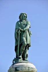 Vercingetorix (Kr. e. 72-46) gall vezér kolosszális szobra - Aimé Millet (1819-1891) 6,60 m magas szobra, amelyet 1865-ben állítottak fel a Mont Auxois nyugati részén (Viollet-le-Duc 7 m magas talapzatán), Alise-Sainte-Reine, 1865