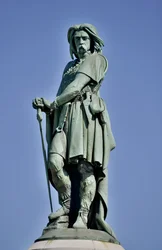 Vercingetorix (Kr. e. 72-46) gall vezér kolosszális szobra - Aimé Millet (1819-1891) 6,60 m magas szobra, amelyet 1865-ben állítottak fel a Mont Auxois nyugati részén (a 7 m magas talapzat Viollet-le-Duc alkotása), Alise-Sainte-Reine, 1865