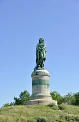 Vercingetorix (Kr. e. 72-46) gall vezér kolosszális szobra - Aimé Millet (1819-1891) 6,60 m magas szobra, amelyet 1865-ben állítottak fel a Mont Auxois nyugati részén (a 7 m magas talapzat Viollet-le-Duc alkotása), Alise-Sainte-Reine, 1865