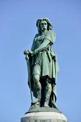 Vercingetorix (Kr. e. 72-46) gall vezér kolosszális szobra. Aimé Millet (1819-1891) 6,60 m magas szobra, amelyet 1865-ben emeltek a Mont Auxois nyugati részén (Viollet-le-Duc 7 m magas talapzatával). Alise-Sainte-Reine, 1865.