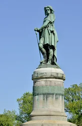 Vercingetorix (Kr. e. 72-46) gall vezér kolosszális szobra. Aimé Millet (1819-1891) 6,60 m magas szobra, amelyet 1865-ben emeltek a Mont Auxois nyugati részén (Viollet-le-Duc 7 m magas talapzatával). Alise-Sainte-Reine, 1865.