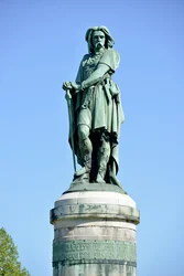 Vercingetorix (Kr. e. 72-46) gall vezér kolosszális szobra. Aimé Millet (1819-1891) 6,60 m magas szobra, amelyet 1865-ben állítottak fel a Mont Auxois nyugati részén (Viollet-le-Duc 7 m magas talapzatán). Alise-Sainte-Reine, 1865