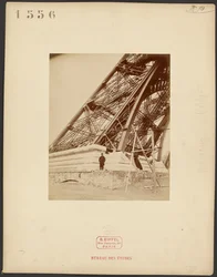 Alapítványok, gerenda, munkás: Eiffel-torony