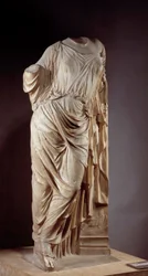 Aphrodité az oszlopnál. Márványszobor Alkamenész, Kr. e. 5. századi görög szobrász által használt Aphrodité nyomán. Méret: 1,18 m. Párizs, Musée du Louvre