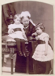 Viktória királynő két unokájával, 1886. április