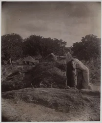 Faragott elefánt a szikla tetején Asoka feliratokkal, Dhauli, Puri District