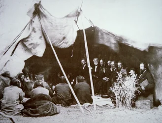 William T. Sherman tábornok (1820-91) elnököl a Fort Laramie-i szerződésben Red Cloud főnökkel, 1868. április (f/w fotó)