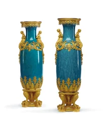 XVI. Lajos stílusú vázapár, a XIX. század harmadik negyede (ormolura szerelt porcelán)