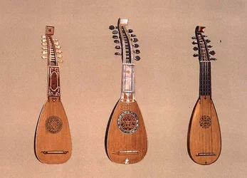 (LtoR) Egy pandurina 1734-ből és két milánói mandolin 1775-ből és 1739-ből, a Hangszerekből (színes litho)
