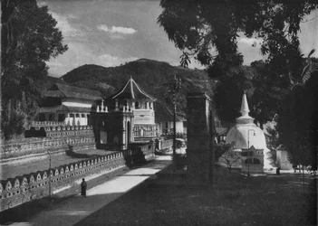 A Szent Fog temploma és Dagoba, Kandy, Ceylon, 1890, 1910