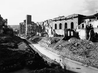 világháború: a firenzei Borgo San Jacopo romjai a bombázás után. Ez a fénykép, amely korábban a Brogi gyűjtemény része volt, most az Alinari gyűjteményhez tartozik (f/w fotó)