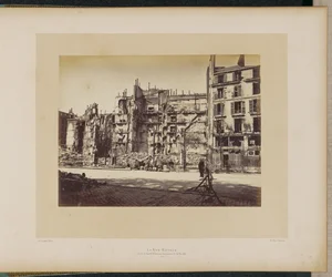 A Rue Royale (a Faubourg Saint-Honoré sarkán), felgyújtva 1871. május 24-én.