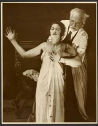 [Alphonse Mucha jelmezben és lánya, Jaroslava mint modell a plakáthoz, "De Forest Phonofilm" az első "hangosfilm", amelyet a Bio Adria moziban (Prága) vetítettek, Zbiroh, Csehország]