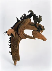 Szarvast a csőrében tartó griffet ábrázoló terminál, a Pazyryk temetkezési halmokból, Kr.e. 5. századból (bőr és fa)