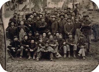 Kékkabátosok teljes társasága a téli negyedekben, 1861-1865 körül