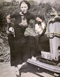 Bonnie Parker „keményen” pózol pisztollyal és szivarral, kb. 1934