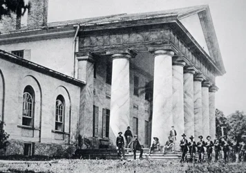 Robert E. Lee kúriáját, Arlington House-t elfoglaló szövetségi csapatok (f/w fotó)