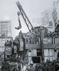 Houdini kényszerkabátból menekül, miközben egy daruban függesztették fel New Yorkban (f/w fotó)