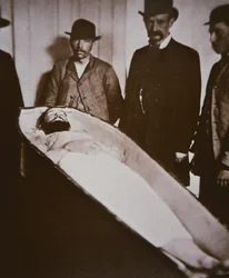 Jesse James a koporsójában, miután 1882-ben agyonlőtték