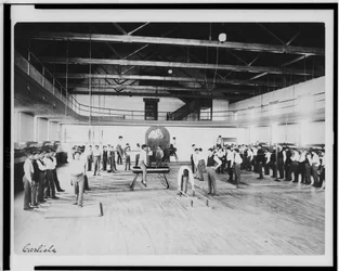 Férfi indián diákok testnevelésórán, Carlisle Indian School, Pennsylvania, kb. 1901-03
