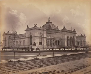 A Centenáriumi Kiállítás emlékterme, 1876 (zselatin ezüst nyomat)