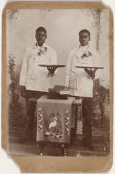 Két tálcát tartó férfi portréja,c. 1885 (fotó)