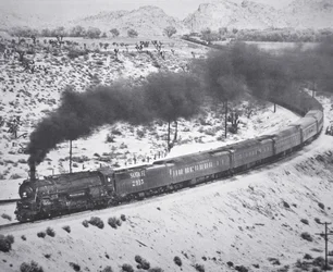 A Santa Fe Railroad „Grand Canyon Limited” vonata a Cajon-hágón, Victorville-ben, Kaliforniában