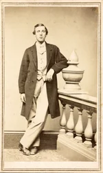 Azonosítatlan férfi felsőkabátban, oszlopnak támaszkodva, 1860-75 körül (albumnyomat)