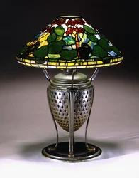 Kúpos ernyős "Geranium" asztali lámpa, halpikkelymintás hálós bronz urnatalppal, XX.
