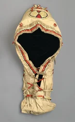 Bölcsődeszka tolltollal, az arapahóiak által, az 1870-es évek körül (muslin, fűz, sertéstoll és szarvasbőr)