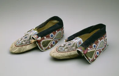 Mokaszinok, Chippewa, 1835 körül (bőr, üveggyöngyök, pamut, selyemszövet és szalag)