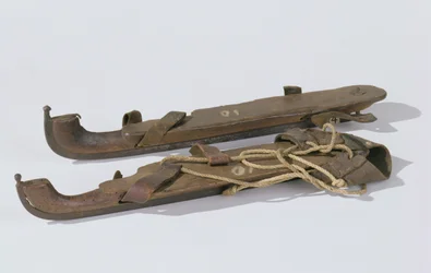 Korcsolyapár, 1825-75 (fa, vas, bőr, rost)