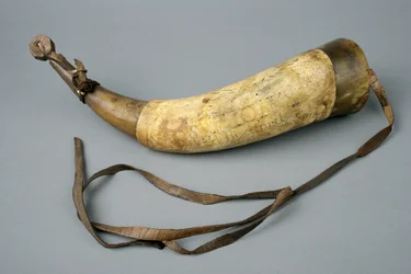 Porkürt pánttal és dugóval, 1773 (kürt, fa, bőr és fém)