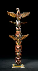 Totemoszlop (festett fa)