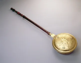 Melegítő serpenyő, valószínűleg Bostonból, 1780-90 (sárgaréz és juhar vagy nyír)