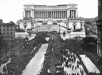 Fasiszta ünnepség az ismeretlen katonára emlékezve a római Altare della Patria (A haza oltára) előtt, 1922.11.04. (f/w fotó)