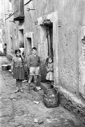 CROTONE - GYEREKEK AZ UTCÁN