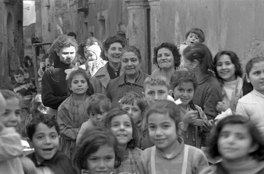 CROTONE - CSOPORTKÉP NŐKKEL ÉS GYEREKEKKEL