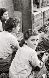 Egy fiatal lány mosolya diót hámoz, Quaglino, Nápoly, Olaszország, 1955 körül (fekete-fehér fotó)