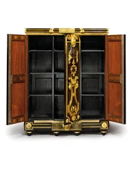Louis XIV petit armoise, 1700-1710 körül (ormolu, sárgaréz, teknősbékahéj, ébenfa és intarzia)