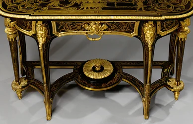 A XIV. Lajos mólóasztal párjának egyike, 1710 körül (ormolu-ra szerelt és Boulle sárgaréz berakásos teknősbékahéj) (lásd még: 469015 és 469016)