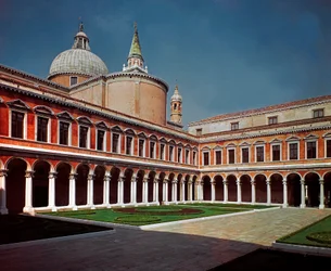 Reneszánsz építészet: a San Giorgio Maggiore-templom (Nagy Szent György) kerengőjének látképe, Andrea di Pietro della Gondola, más néven Palladio (1508-1580) építész tervei szerint, 1566, Velence (Venezia), Olaszország