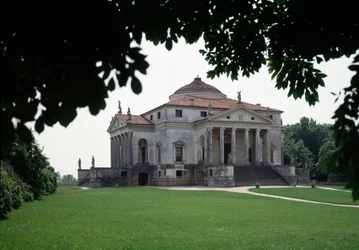 Kilátás a Rotonda néven ismert Almerico-Capra villára, amelyet Andrea Palladio (1508-1580) olasz építész készített 1567-1570-ben, és Vincenzo Scamozzi (1552-1616) fejezte be 1591-ben, Vicenza, Olaszország (Az Almerico Capra villa képe vagy a La rotonda, An