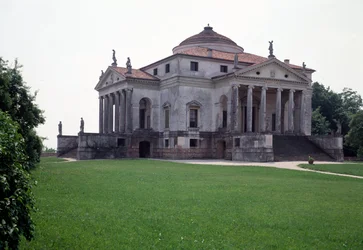 Kilátás a Rotonda néven ismert Almerico-Capra villára, amelyet Andrea Palladio (1508-1580) olasz építész készített 1567-1570-ben, és Vincenzo Scamozzi (1552-1616) fejezte be 1591-ben, Vicenza, Olaszország (Az Almerico Capra villa képe vagy a La rotonda, An