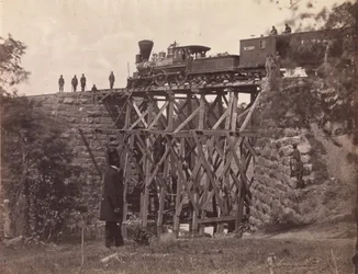 Híd az Orange and Alexandria Rail Roadon, a hadsereg mérnökei által javítva, Herman Haupt ezredes vezetésével, 1865 (albumén ezüst nyomat üvegnegatívról)