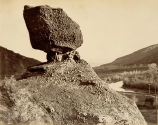 A völgy szfinxe, a The Great West Illustrated in a Series of Photographic Views across the Continent taken along the line of the Union Pacific Railroad West from Omaha, Nebraska by A.J. Russell, Volume I., A Nagy Nyugat című könyvből.