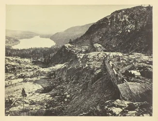 Sierra Nevada csúcsa, Hókamrák az előtérben, Donner-tó a távolban, C. P. R. R.