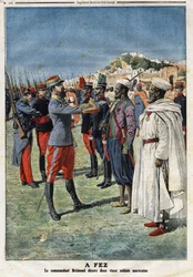 Edouard Bremond parancsnok (1868-1948) két öreg marokkói katonát díszít Fezben. Metszet a „Le Petite Journal”-ban, 1912.01.21. Magángyűjtemény.
